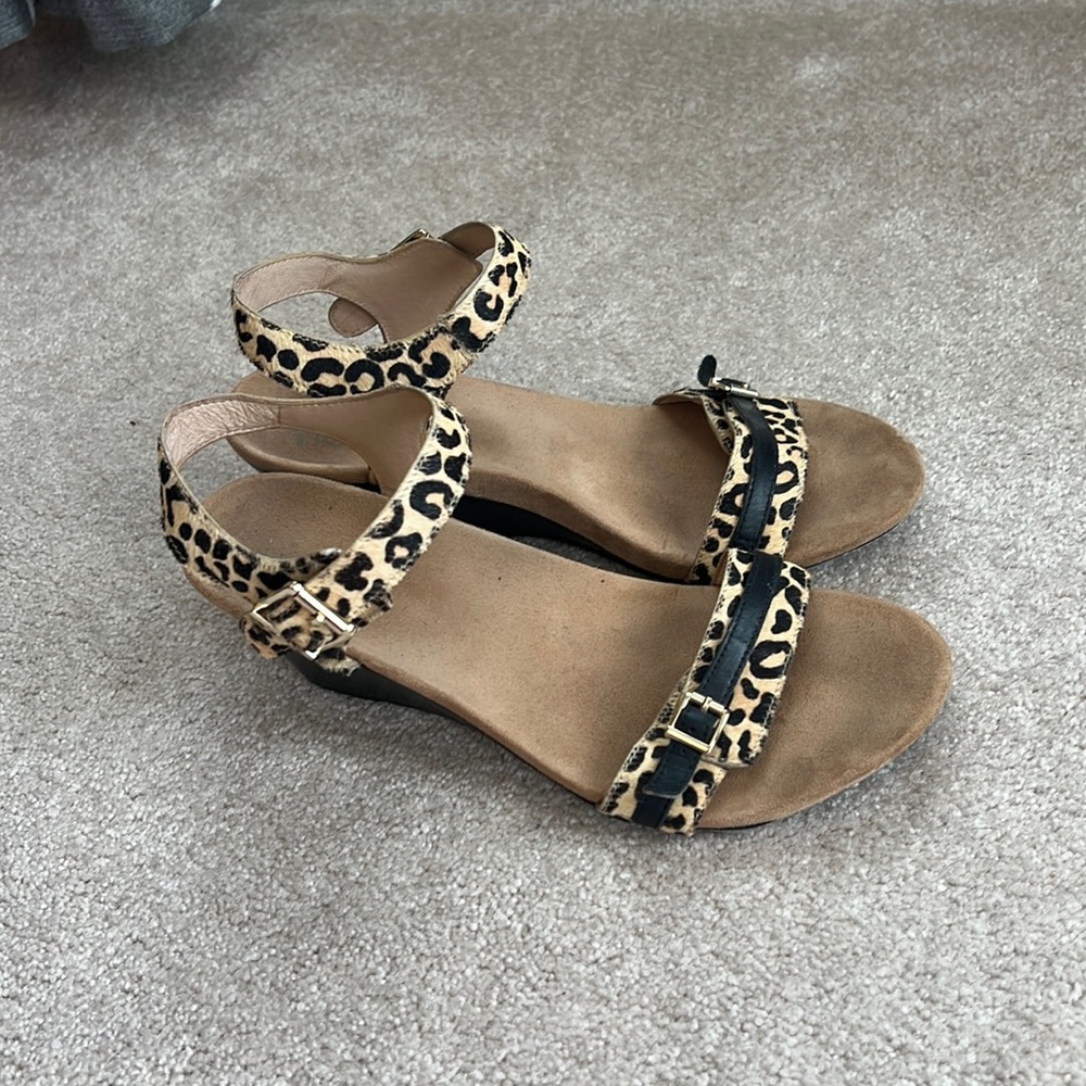 Vionic size 10 leopard sandals